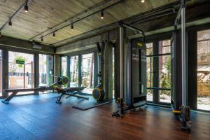 a gym with two treadmills and a treadmill at Terreno Barrio Hotel in Palma de Mallorca