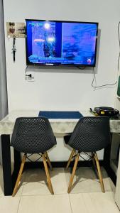 two chairs in front of a desk with a computer monitor at Kitnet com ar-condicionado e entrada privativa SC in Itajaí +2 photos