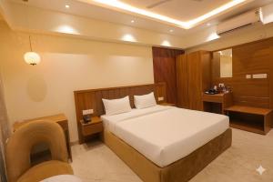 a bedroom with a bed in a room at Sawarthia Sewa Sadan, Ayodhya in Ayodhya +15 photos