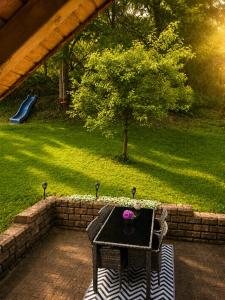 a table with flowers on it in a backyard at Apartment Auszeit in Ulrichstein