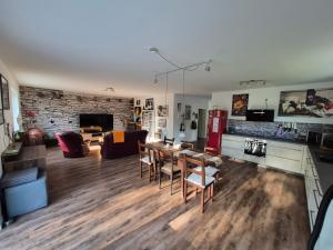 a kitchen and living room with a table and chairs at Ferienhaus "Pusteblume" - Entspannen in Weiterode in Bebra