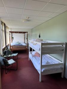 a room with two bunk beds in it at Het Huis van Bewustzijn in Limmen
