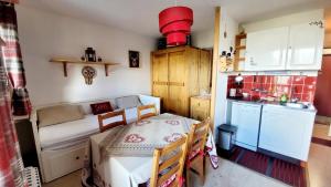 a small room with a table and a kitchen at Studio de montagne - résidence le saphir in Puy-Saint-Vincent