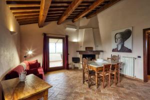 a living room with a table and a couch at Agriturismo Il Barco in Spello