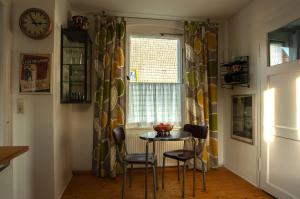 a dining room with a table and chairs and a window at trouve ferienwohnung in Doberlug-Kirchhain