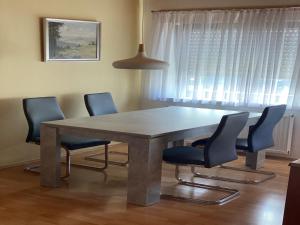 a dining room table with four chairs around it at Corinnas Ferienwohnung in Büdingen