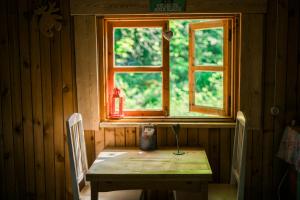 ein Holztisch in einem Zimmer mit Fenster in der Unterkunft Old Silent in Hara