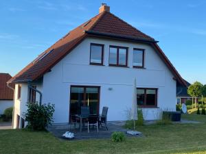 a white house with a gambrel roof at Ferienwohnungen Arkonablick in Lohme