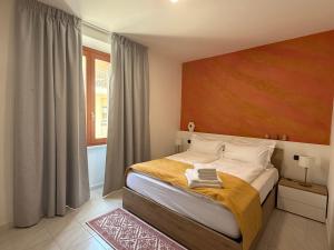 a bedroom with a bed with a painting on the wall at Holmann Haus in Olbia