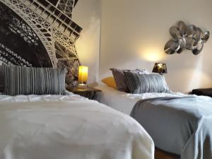 a bedroom with two beds with white sheets at Carnetin Le Parc, Gite et B&B in Thorigny-sur-Marne
