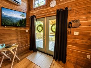 a room with a window and a clock on the wall at Treehouse by the Creek in Walland