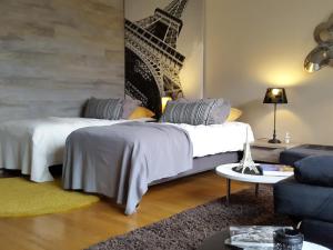 Ένα ή περισσότερα κρεβάτια σε δωμάτιο στο Carnetin Le Parc, Gite et B&B