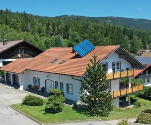 a house with a solar panel on the roof at Ferienhaus Wellisch in Lohberg