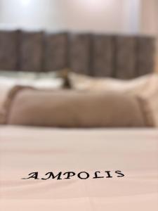 un cartello di MapProx su un tavolo davanti a un letto di Ampolis Guest House ad Aráchova