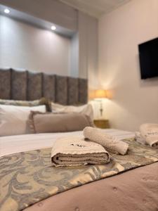 una camera da letto con un letto con due asciugamani su un tavolo di Ampolis Guest House ad Aráchova