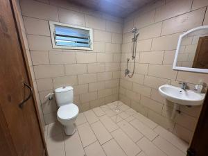a bathroom with a toilet and a sink at carmel cabins suite 4 in ‘Isfiyā