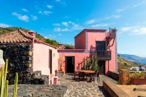 a pink house with a table in front of it at Celeste in Mazo