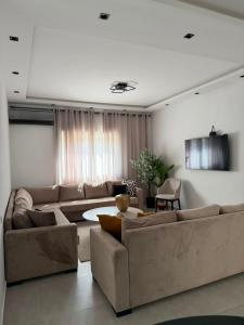 a living room with couches and a table at NYC trifft auf Top Moderne Wohnung in Hergla in Harqalah