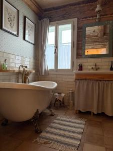 a bathroom with a tub and a window at Dom Na Biegunach in Cięcina