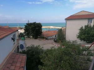 a view of a parking lot with the ocean in the background at Résidence EPLF SAKET BÉJAÏA in Bejaïa