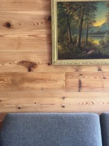 a painting hanging on a wall next to a couch at Fjord House Hardanger in Grimo