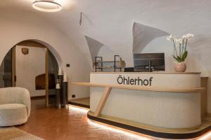 an office with a reception desk in a room at Hotel Öhlerhof in Lagundo