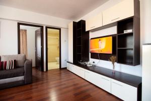 a living room with a television and a couch at Dor de Mare - Piata Ovidiu Constanta in Constanţa