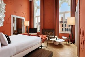 ein Schlafzimmer mit Bett und ein Wohnzimmer in der Unterkunft Sina Centurion Palace in Venedig + 44 Fotos