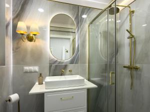 a bathroom with a sink and a shower at Rezydencja De Rosse in Jastrzębia Góra +41 photos