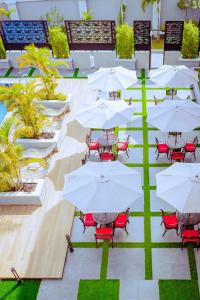 an overhead view of tables and chairs with umbrellas at Grande Candor Exclusive Hotel in Warri Airport