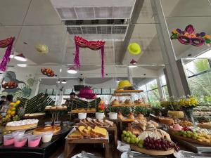 a buffet with many different types of food on display at Hotel Recanto dos Dinossauros in Penha