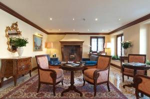 a living room with a couch and a table and chairs at Sina Palazzo Sant'Angelo in Venice