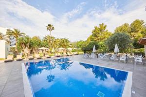 a pool with chairs and umbrellas at a resort at Nura Houses Condor in Playa de Palma