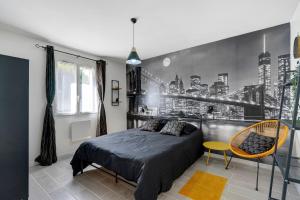 a bedroom with a bed and a black and white wall at La Casa Andréa in Villars-en-Pons +21 photos