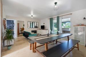 a living room with a table and a couch at La Casa Andréa in Villars-en-Pons