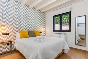 a bedroom with a bed with two towels on it at Apartamentos el Caneyón in San Juan de Parres
