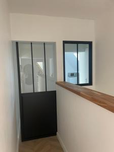 a room with two glass doors and a counter at Chambre privée proche centre ville in Caen