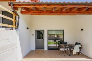 a kitchen and dining room with a table and chairs at Apartamentos el Caneyón in San Juan de Parres