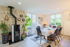 a dining room with a table and chairs at La Jardinette - Avec jacuzzi privé in Futeau