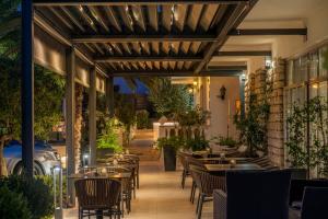 ein Restaurant mit Tischen und Stühlen auf einer Terrasse in der Unterkunft B&B Sidro in Vodice