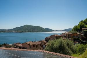 a town next to a large body of water at Predore Lake View Suites in Predore