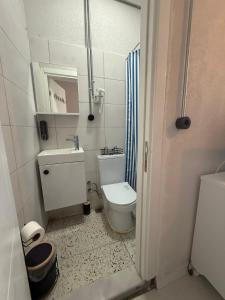 a small bathroom with a toilet and a sink at Olivento Pansiyon in Ayvalık