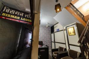ein Zimmer mit einem Flur, auf dem Stühle und ein Tisch stehen. in der Unterkunft Hotel Bisman in Jabalpur