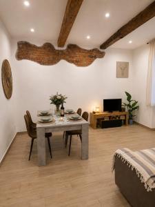a living room with a table and a couch at Dimora Febo in Centro Storico in Piombino