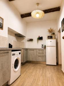 a kitchen with a washing machine and a washer at Dimora Febo in Centro Storico in Piombino