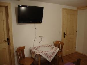 Telewizja i/lub zestaw kina domowego w obiekcie Ferienwohnung Nussbaum