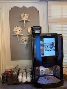 a computer on a stand in front of a mirror at Hôtel de l'Ange in Niedermorschwihr