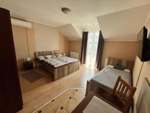 a small room with a bed and a window at Adrienn Apartman in Sárvár