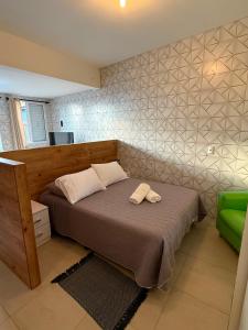 a bedroom with a bed with two towels on it at Loft 102 Farol de Santa Marta in Laguna