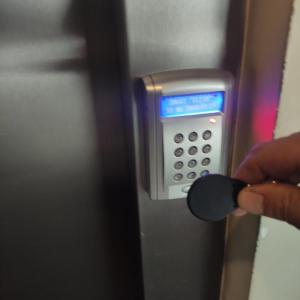 a person is opening a door with a cell phone at monoambiente castelar in Castelar